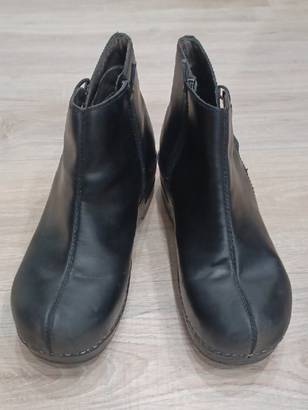 Size 40 Dansko leather ankle boots. Classic womens black boots.